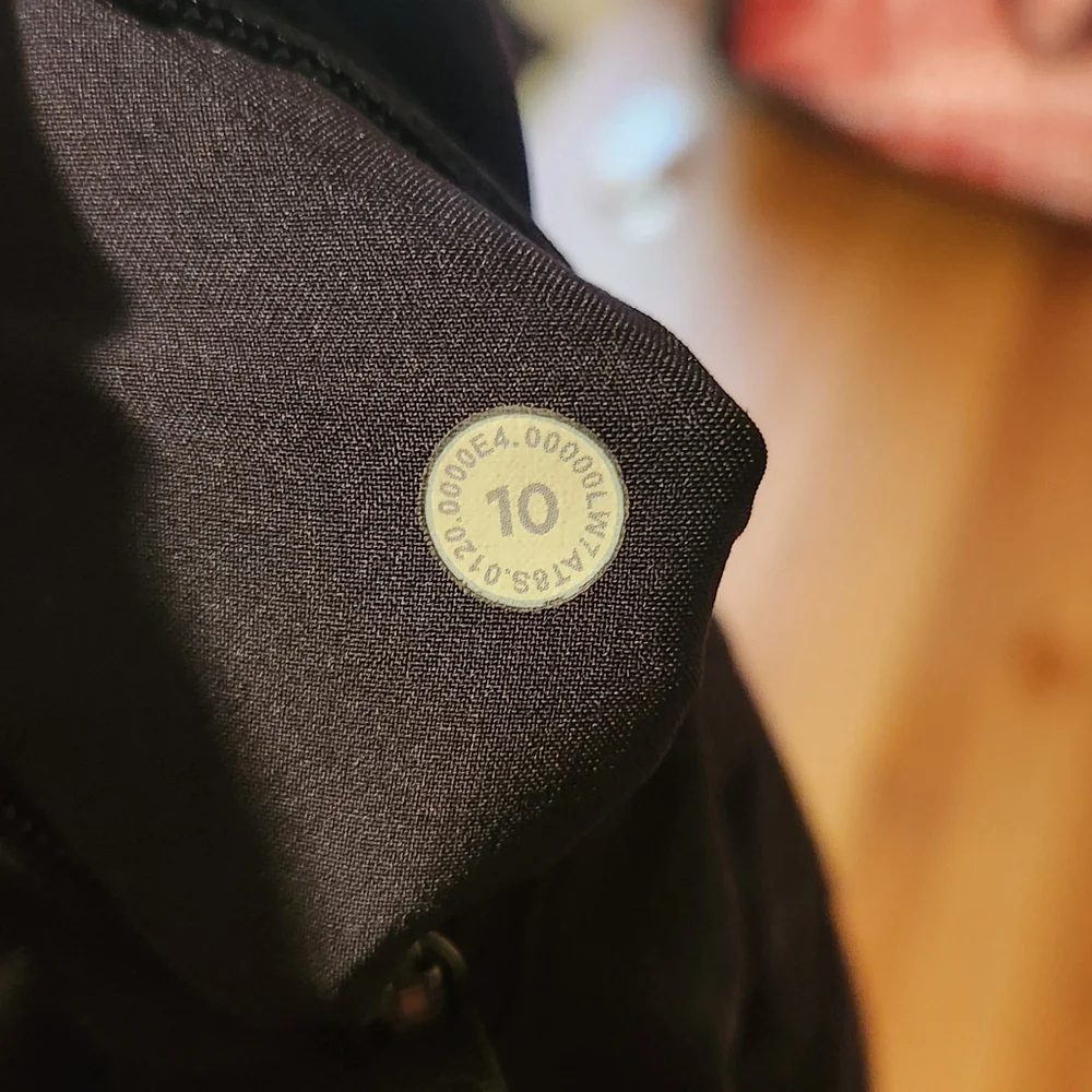 Lululemon Tracker Shorts Size 10 - Picture 4 of 4